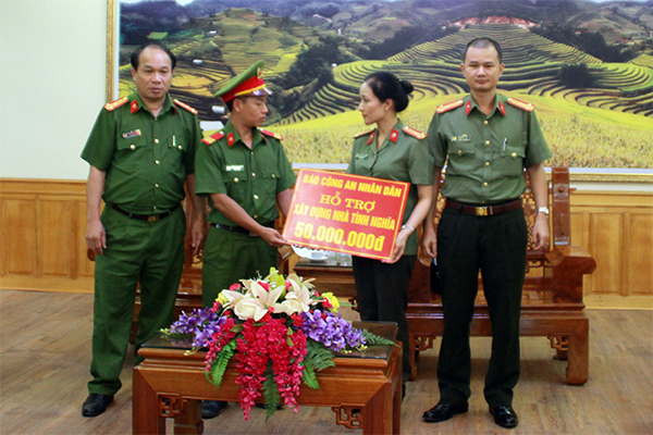 Thăm và tặng quà cán bộ Công an tỉnh Yên Bái