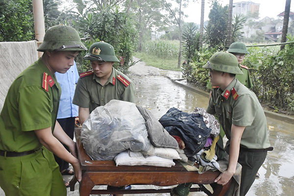Lực lượng công an giúp dân khắc phục hậu quả lũ lụt - Ảnh minh hoạ 5