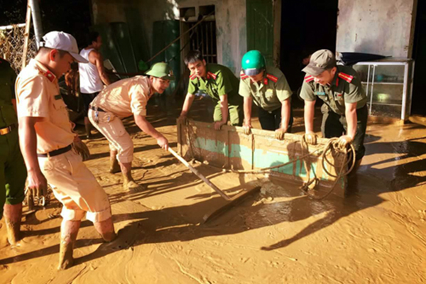 Lực lượng công an giúp dân khắc phục hậu quả lũ lụt - Ảnh minh hoạ 9