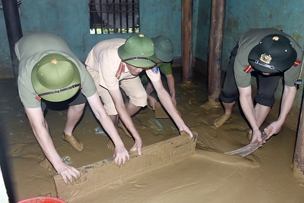 Lực lượng công an giúp dân khắc phục hậu quả lũ lụt - Ảnh minh hoạ 8