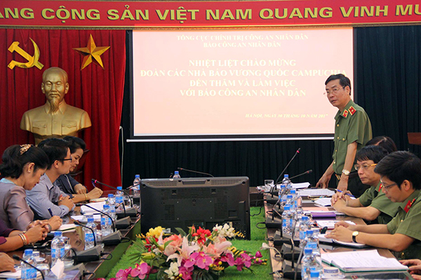 Đoàn nhà báo Vương quốc Campuchia thăm và làm việc tại Báo CAND