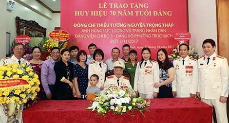 Trao tặng Thiếu tướng, Anh hùng LLVTND Nguyễn Trọng Tháp Huy hiệu 70 năm tuổi Đảng