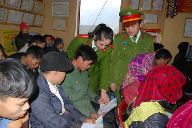 Theo chân Công an nơi cao nguyên đá xuống bản tuyên truyền pháp luật - Ảnh minh hoạ 2