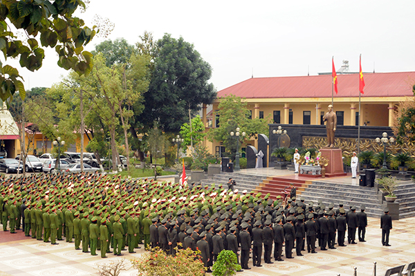 Công an Phú Thọ dâng hương tượng đài Chủ tịch Hồ Chí Minh