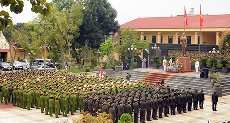 Công an Phú Thọ dâng hương tượng đài Chủ tịch Hồ Chí Minh