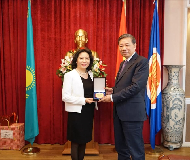 Bộ trưởng Tô Lâm thăm Đại sứ quán Việt Nam tại Kazakhstan