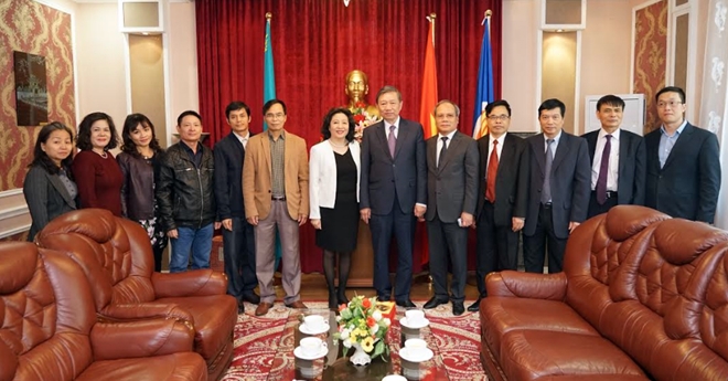 Bộ trưởng Tô Lâm thăm Đại sứ quán Việt Nam tại Kazakhstan - Ảnh minh hoạ 3