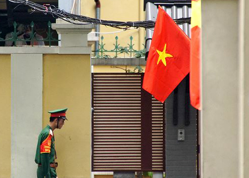 Đường phố rợp sắc cờ đỏ trong dịp đại lễ 30-4