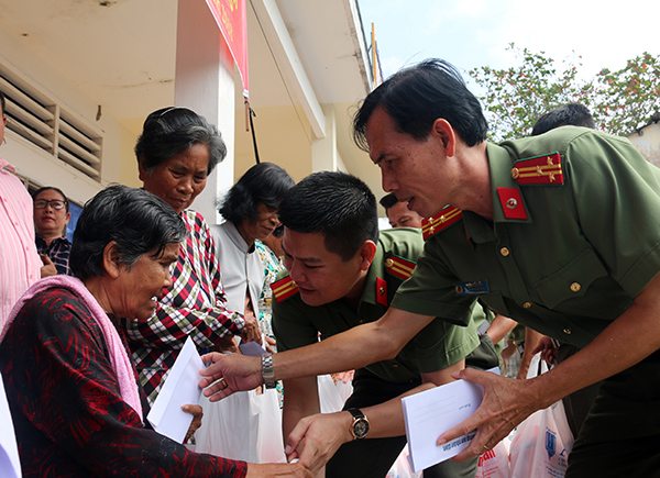 Người nặng lòng với công tác  chính trị, tuyên truyền