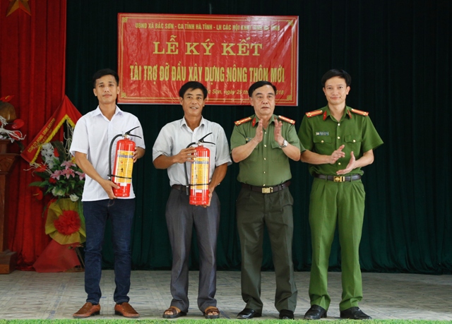 Công an tỉnh Hà Tĩnh đỡ đầu xã xây dựng nông thôn mới - Ảnh minh hoạ 2