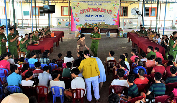 Trường Trung cấp CSND V vui Tết thiếu nhi cùng trẻ em tại Làng Hòa Bình