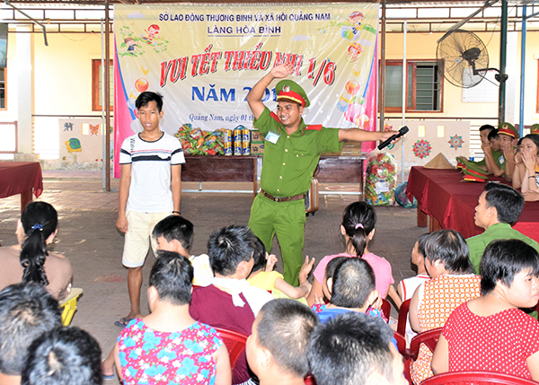 Trường Trung cấp CSND V vui Tết thiếu nhi cùng trẻ em tại Làng Hòa Bình - Ảnh minh hoạ 2