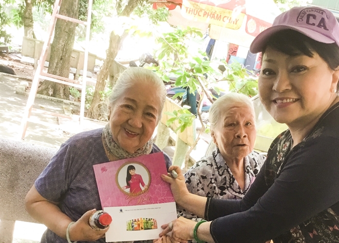 Nghệ sĩ Hương Lan thăm và tặng quà cho các nghệ sĩ viện dưỡng lão