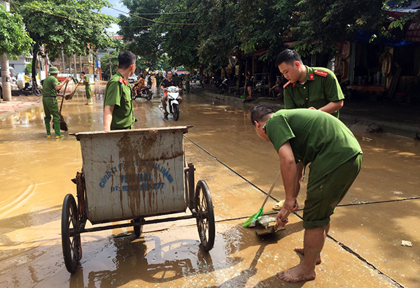 Cán bộ chiến sĩ Công an giúp dân khắc phục hậu quả sau mưa lũ