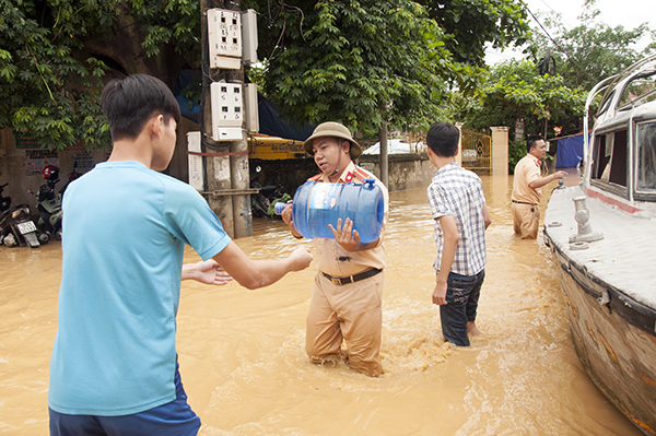 Cán bộ chiến sĩ Công an giúp dân khắc phục hậu quả sau mưa lũ - Ảnh minh hoạ 5