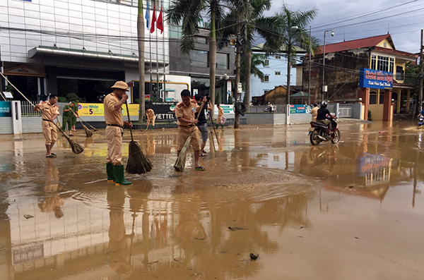 Cán bộ chiến sĩ Công an giúp dân khắc phục hậu quả sau mưa lũ - Ảnh minh hoạ 3