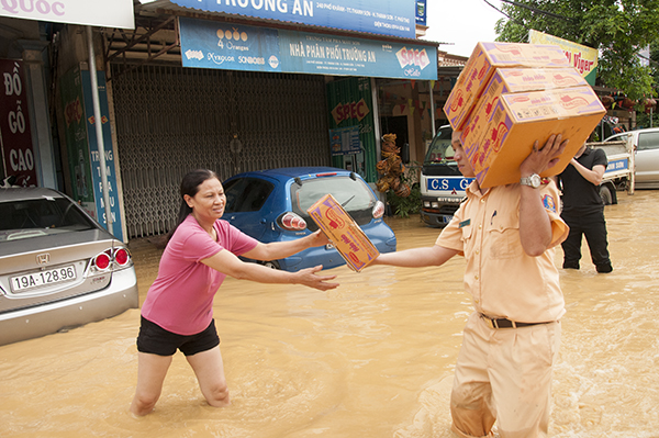 Cán bộ chiến sĩ Công an giúp dân khắc phục hậu quả sau mưa lũ - Ảnh minh hoạ 4