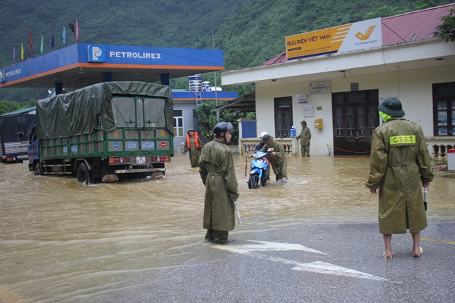 Cán bộ chiến sĩ Công an giúp dân khắc phục hậu quả sau mưa lũ - Ảnh minh hoạ 8