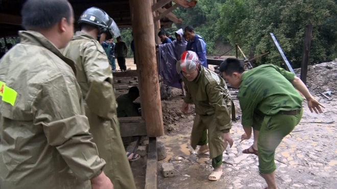 Cán bộ chiến sĩ Công an giúp dân khắc phục hậu quả sau mưa lũ - Ảnh minh hoạ 11