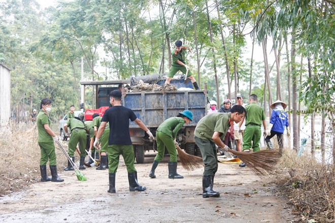 Rác ngập khắp nơi, lực lượng Công an giúp dân dọn rác - Ảnh minh hoạ 8