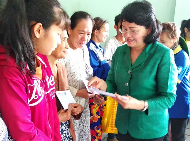Phó Chủ tịch nước Đặng Thị Ngọc Thịnh tặng quà cho gia đình chính sách tỉnh Vĩnh Long