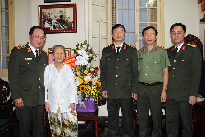 Thứ trưởng Nguyễn Văn Thành thăm hỏi và chúc mừng nhà giáo Phạm Tâm Long