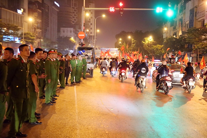 Công an thủ đô trắng đêm đảm bảo an toàn cho người hâm mộ - Ảnh minh hoạ 3