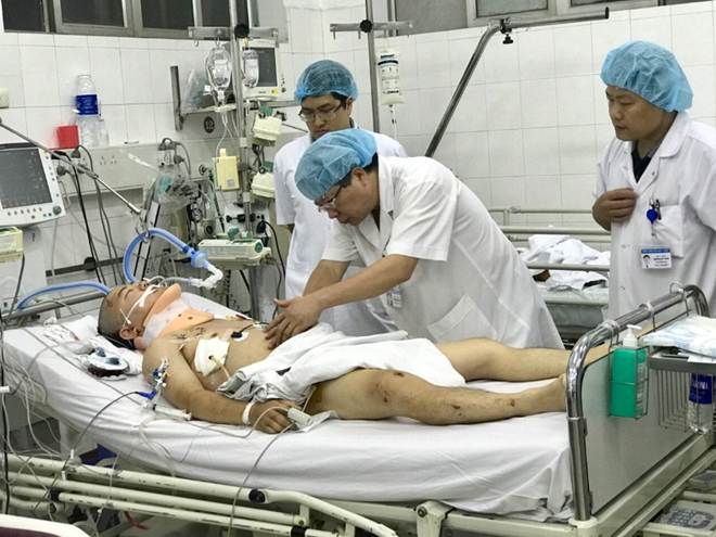 GS.TS. Trần Bình Giang khám cho bệnh nhân tại phòng hồi sức cấp cứu.