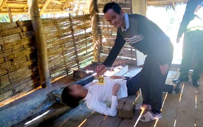Hung thủ Quàng Văn Dọn thực hiện lại hành vi gây án.