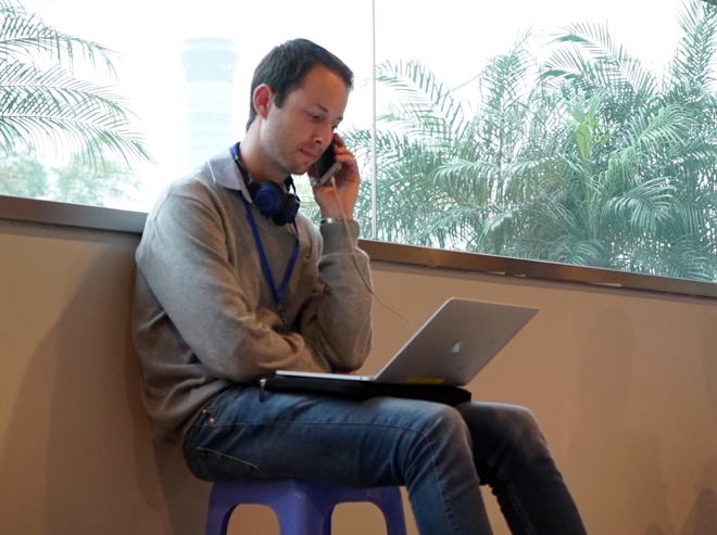 Phóng viên nước ngoài liên tục trao đổi thông tin về tòa soạn.