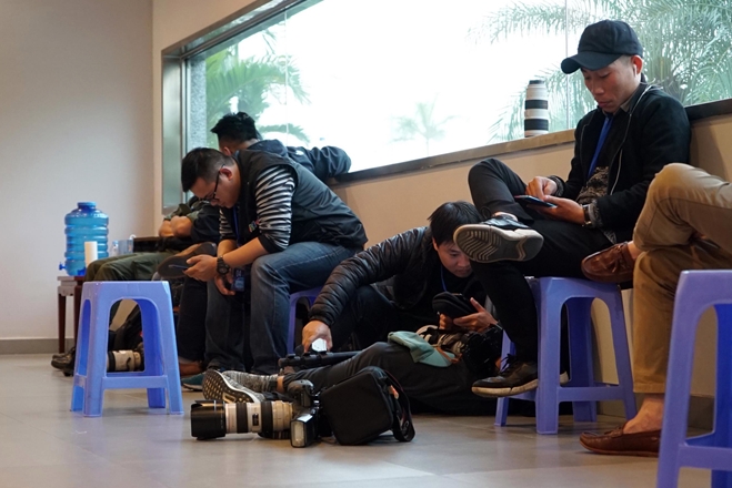 Nhiều người chọn cho 1 mình góc yên tĩnh và đọc tin tức qua điện thoại.