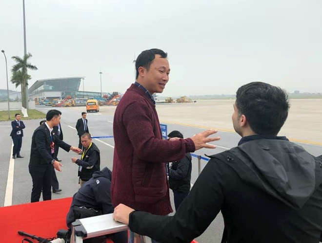 Khu vực báo chí tác nghiệp phía ngoài đường băng, nhân viên an ninh liên tục chỉ dẫn phóng viên đứng đúng vị trí.