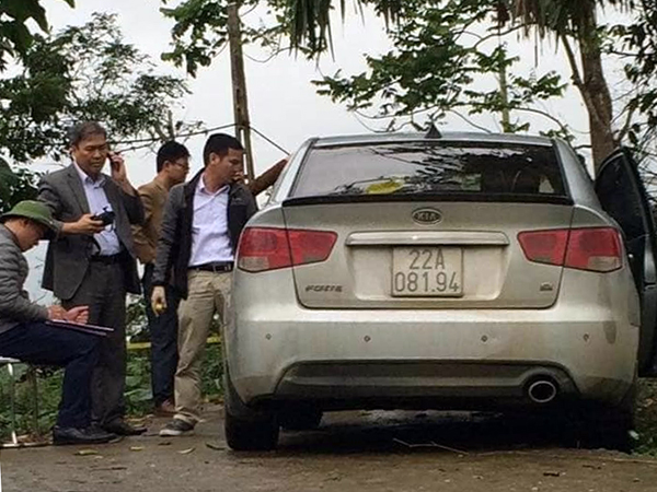 Xe taxi Đạt cướp được để lại bên đường ở thôn Minh An.