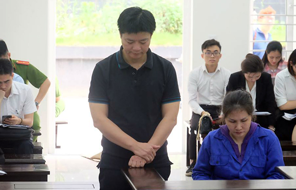Vợ chồng bị cáo Mai và Long tại phiên xử.