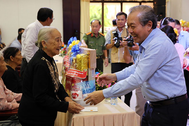 Phó Thủ tướng Thường trực trao quà cho gia đình chính sách, học sinh nghèo hiếu học