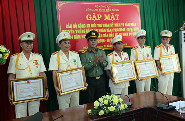 Trao Huân chương Bảo vệ Tổ quốc hạng ba tặng 12 cá nhân Công an tỉnh Đắk Nông - Ảnh minh hoạ 3