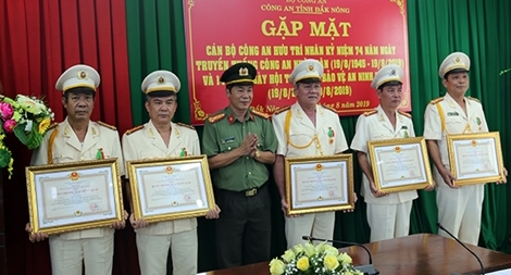 Trao Huân chương Bảo vệ Tổ quốc hạng ba tặng 12 cá nhân Công an tỉnh Đắk Nông