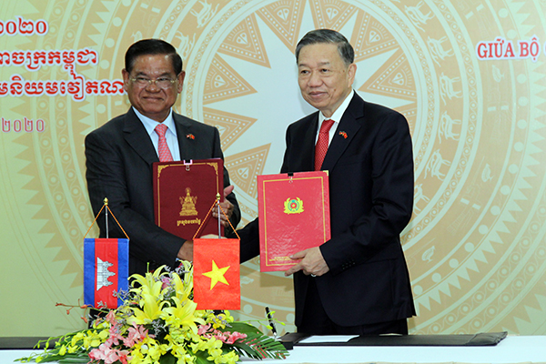 Bộ Công an Việt Nam và Bộ Nội vụ Vương quốc Campuchia ký kết hợp tác năm 2020