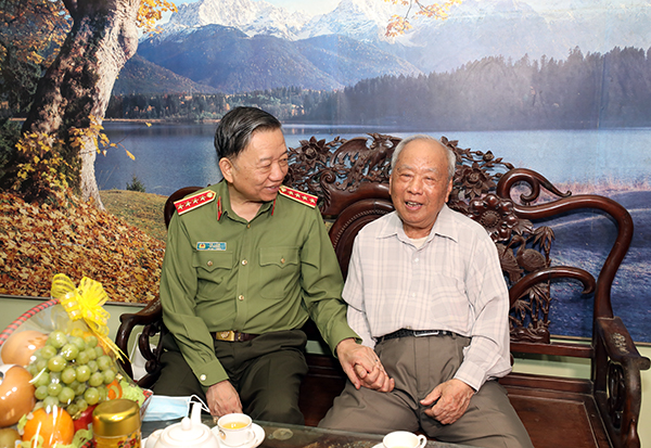 Bộ trưởng Tô Lâm thăm các đồng chí Công an lão thành cách mạng