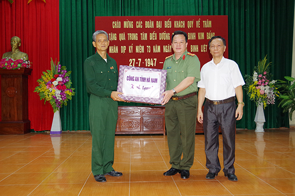 Công an tỉnh Hà Nam thăm hỏi, tặng quà thương bệnh binh