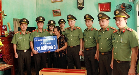 Món quà nghĩa tình gửi tặng thân nhân gia đình 3 liệt sĩ CAND hy sinh tại xã Đồng Tâm