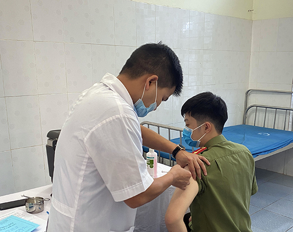 Tiêm vaccine COVID-19 cho CBCS Công an các huyện biên giới tỉnh Hà Giang - Ảnh minh hoạ 2