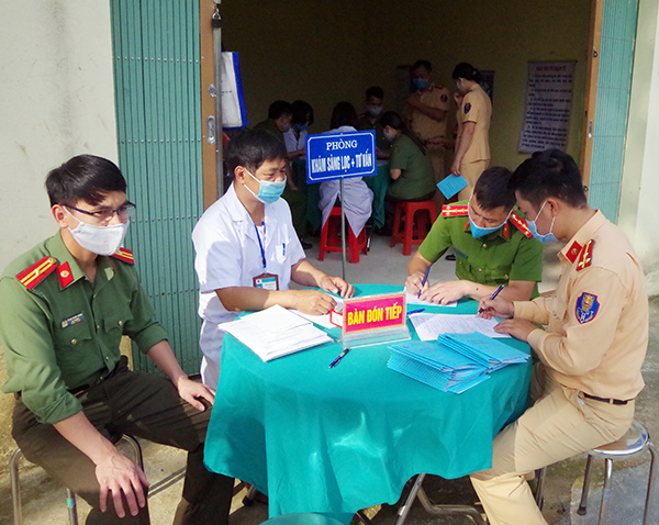 Tiêm vaccine COVID-19 cho CBCS Công an các huyện biên giới tỉnh Hà Giang