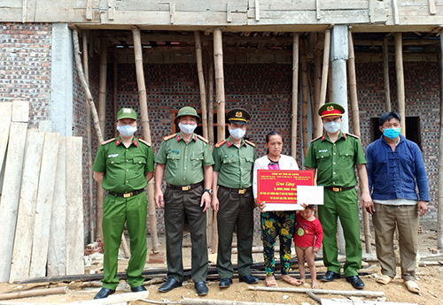 Trao tiền hỗ trợ làm nhà ở cho các hộ nghèo huyện Quản Bạ
