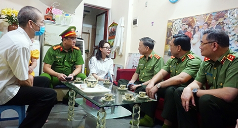 Bộ trưởng Tô Lâm thăm, tặng quà gia đình liệt sỹ Phạm Công Huy