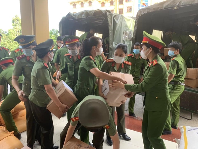 Công an Quảng Trị hỗ trợ người dân TP Hồ Chí Minh nhu yếu phẩm