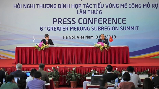 Thủ tướng Nguyễn Xuân Phúc và Chủ tịch Ngân hàng Phát triển châu Á Takehiko Nakao đồng chủ trì buổi họp báo kết quả Hội nghị.