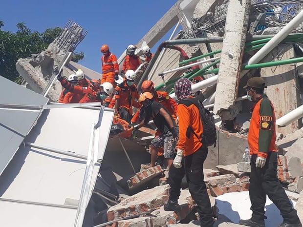 Số người tử vong do động đất tăng cao, Indonesia chọn phương án chôn tập thể - Ảnh 2.