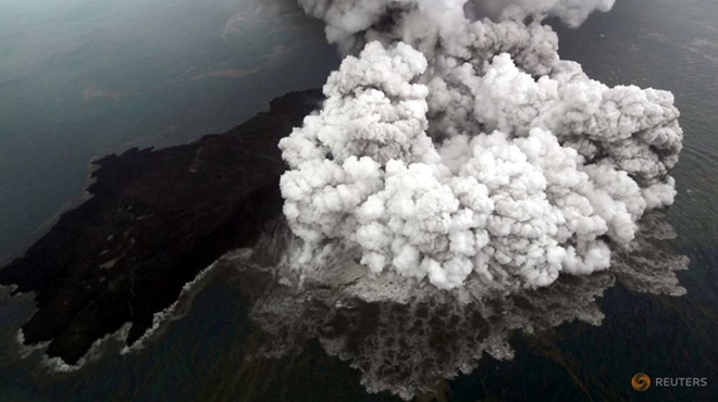 Hình ảnh núi lửa Anak Krakatoa tiếp tục phun trào sau khi trận sóng thần xảy ra. Ảnh: Reuters