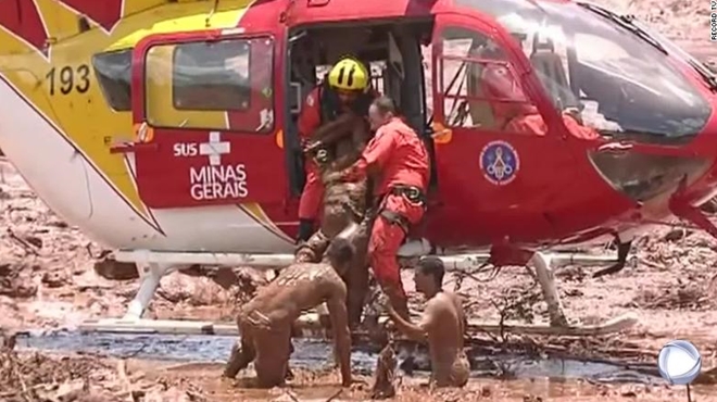 Trực thăng được điều đông để giải cứu các nạn nhân. Ảnh: Reuters